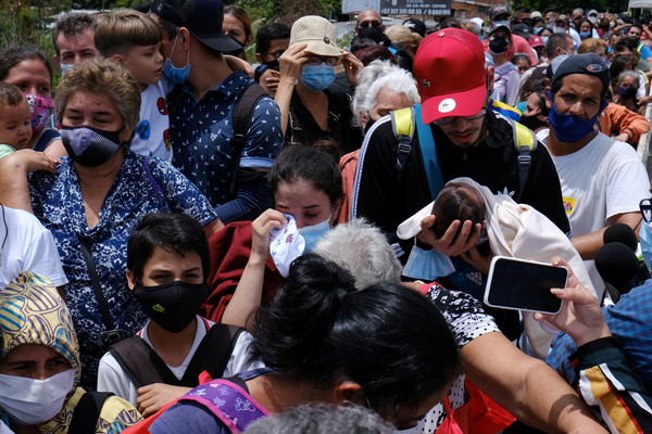 [사진=국경 재개방 전 다리를 건너기 위해 기다리는 사람들, REUTERS/연합뉴스]