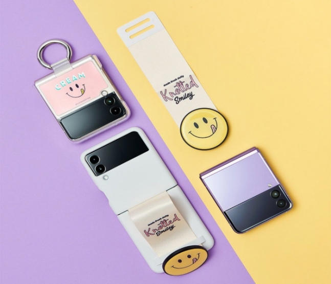 [사진 = Z 플립 3와 디저트 가게 노티드가 협업한 모습, 삼성 제공]