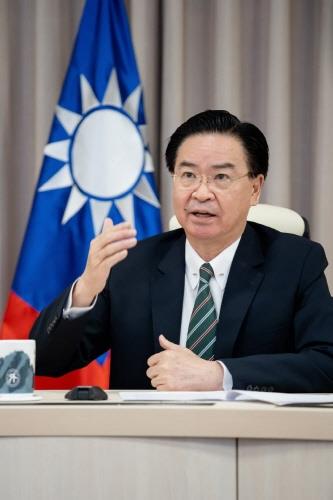 [사진=호주 ABC 방송과 인터뷰하는 우자오셰 대만 외교부장, 대만 외교부 캡처]