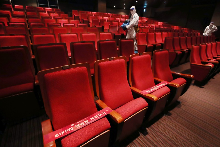 [사진=8일 부산 해운대구 KNN시어터에서 방역요원들이 제26회 부산국제영화제(BIFF) 행사장을 방역하고 있다, 연합뉴스]