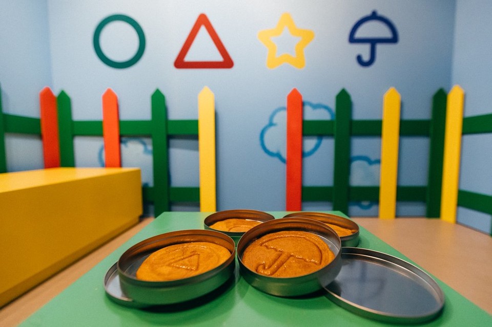 [오징어 게임에서 '설탕 뽑기 게임'으로 사용된 달고나 사진=AFP/연합뉴스]