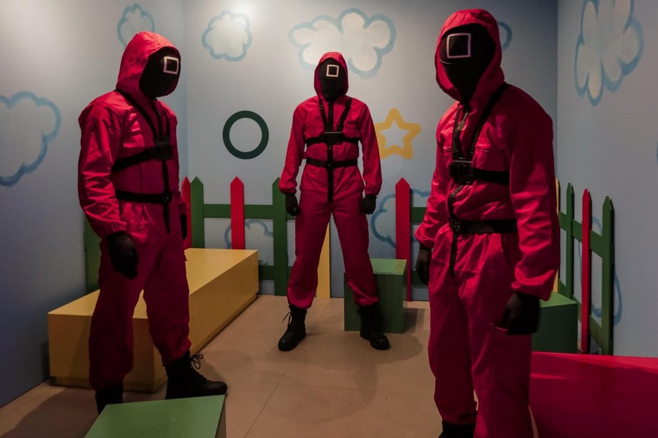 [파리 2구의 한 카페에 있는 '오징어게임' 체험 팝스토어에서 복장을 갖춰 입고 관객을 맞이하는 진행 요원. 사진=AFP/연합뉴스]