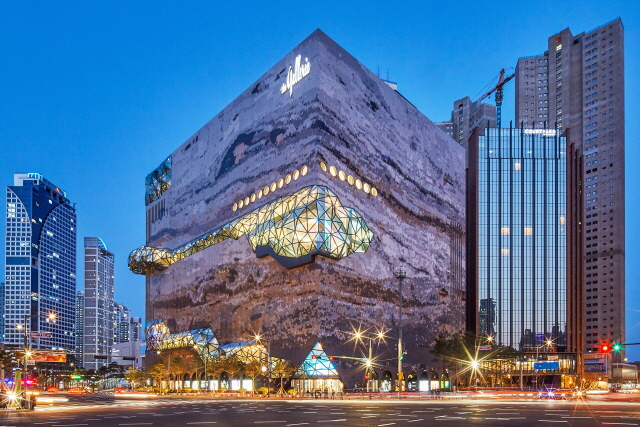 [ 갤러리아 광교점 야경 전경, 사진 = 갤러리아 백화점]