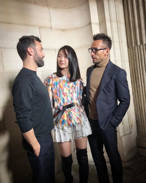 [사진 = 루이비통 19 S/S 컬렉션에 함께한 배두나와 루이비통 디자이너 게스키에르, 배두나 인스타그램]