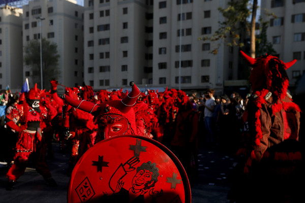 [사진=붉은 악마 복장으로 시위하는 사람들, AP/연합뉴스]