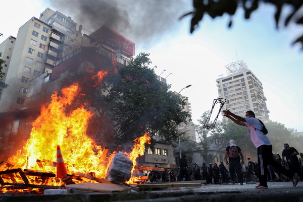 [사진=물건을 불태우는 시위대, REUTERS/연합뉴스]