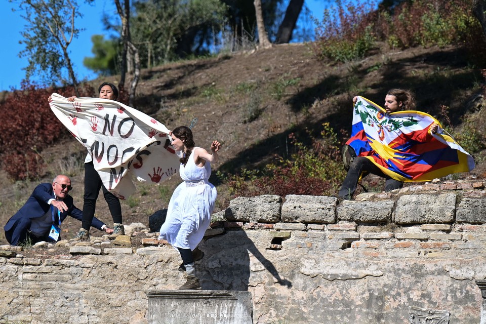 [사진=2022 베이징 동계 올림픽 채화식에 등장한 시위대, Aris Messinis/AFP/연합뉴스]