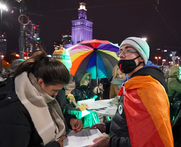 [사진=청원에 서명하는 사람, AFP/연합뉴스]