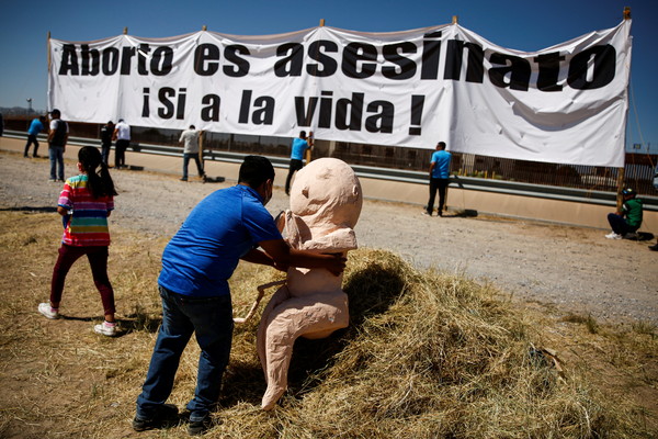 [사진=멕시코 시위에서 태아 형상을 옮기는 사람, REUTERS/연합뉴스]
