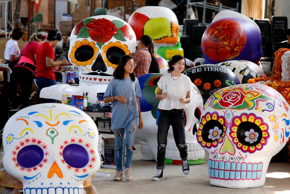 [사진=망자의 날을 앞둔 23일(현지시간) 멕시코에서 해골 장식물들이 제작되고 있다, 사포틀라네호 AFP/연합뉴스]