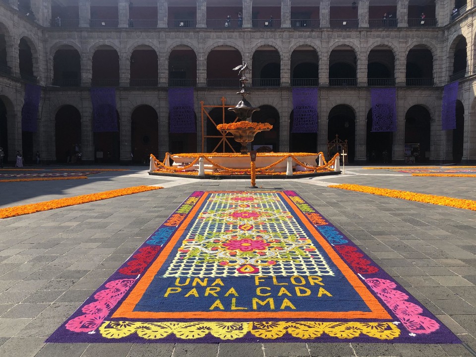 [사진=2020년 코로나 속 망자의 날, 연합뉴스]