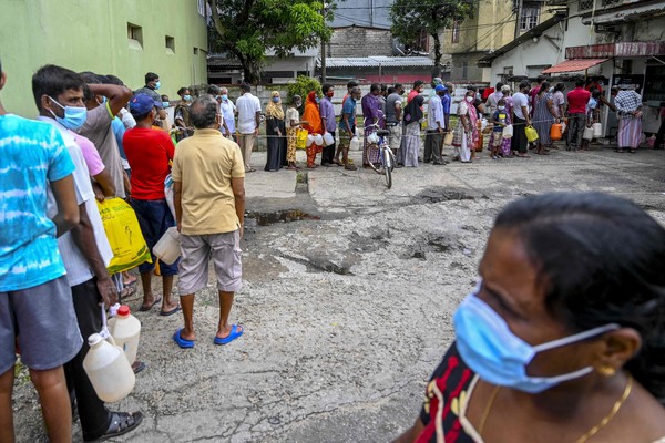 [사진=기름을 구매하기 위해 줄을 선 스리랑카 사람들, AFP/연합뉴스]