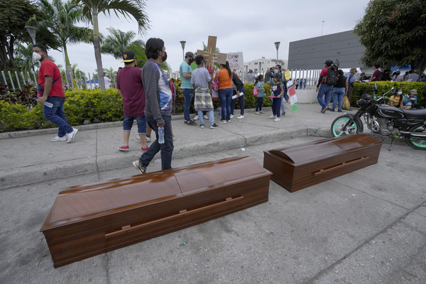 [사진=재소자의 가족이 가져온 관, AP/연합뉴스]