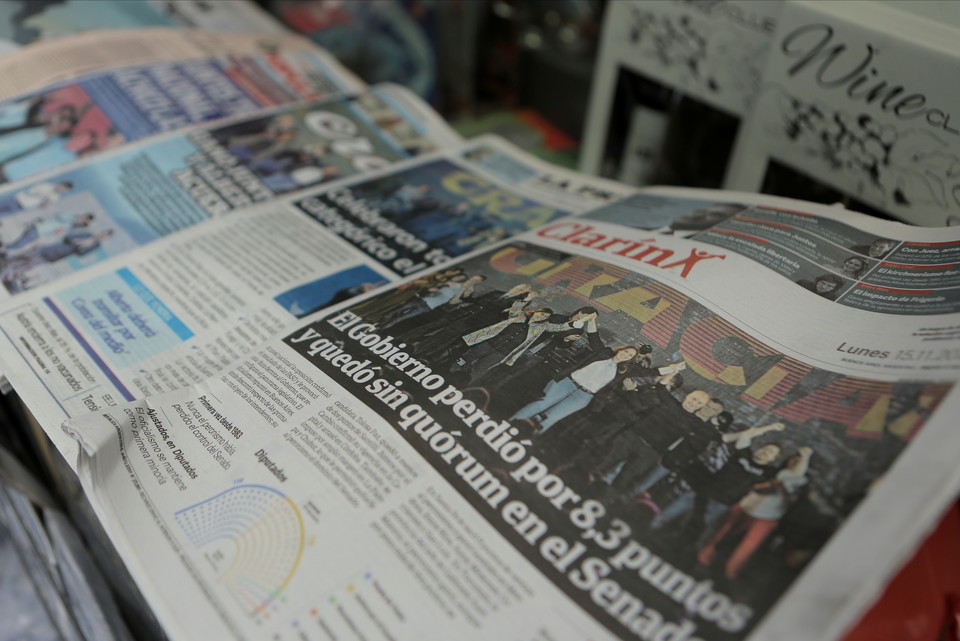 [사진=중간선거 패배 결과를 알리고 있는 아르헨티나 신문/REUTERS,연합뉴스]