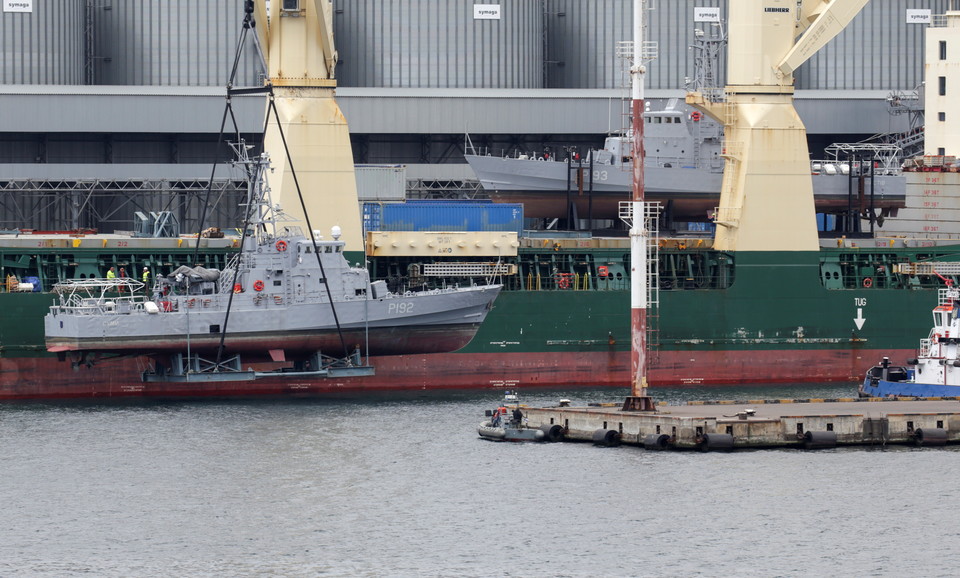 [사진=우크라이나 해군 증강을 위해 출항하는 옛 미 해안경비대 경비정, 로이터/연합뉴스]