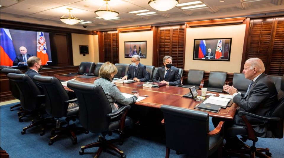 바이든대통령이 백악관 참모진과 화상으로 푸틴러시아대통령과 회담하고 있다. 출처=로이터통신