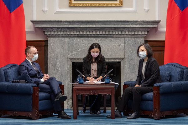 [사진=대만을 방문한 리투아니아 대표단과 차이잉원(오른쪽), EPA/연합뉴스]