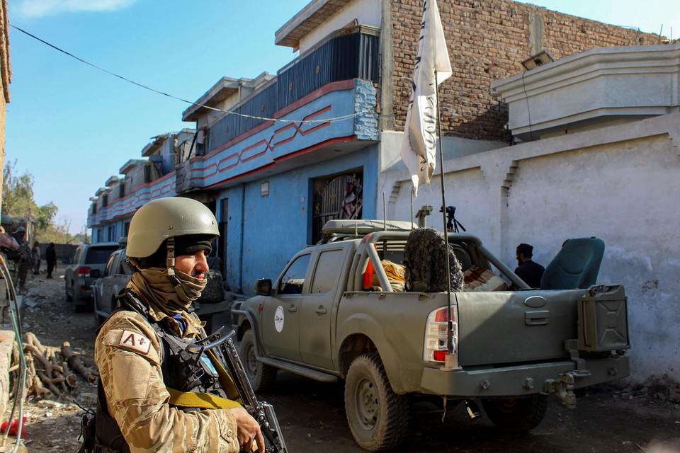 [사진=IS 무장세력 사살한 밤새 작전 후 은신처를 조사하고 있는 탈레반, EPA/연합뉴스]