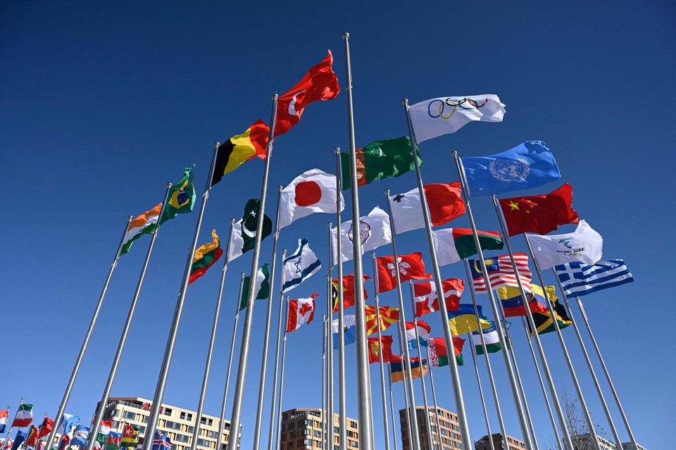 사진=2022베이징동계올림픽 선수촌에 걸린 국가들, AFP/연합뉴스