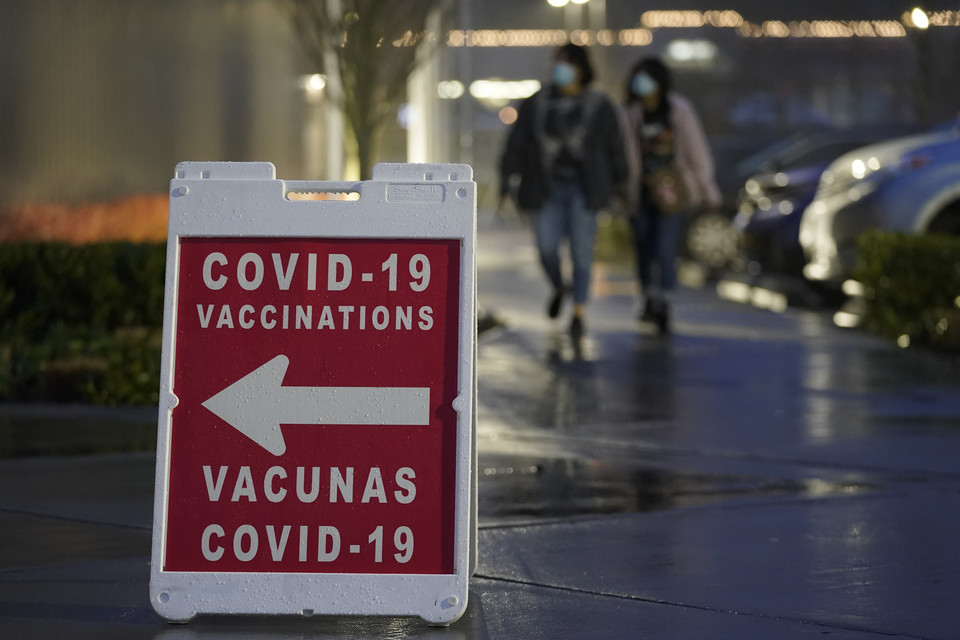 [사진=미국 워싱턴주의 코로나19 백신 접종소 안내문, AP/연합뉴스]