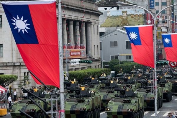 [대만 시가지를 행진하는 탱크들. 사진=타임]