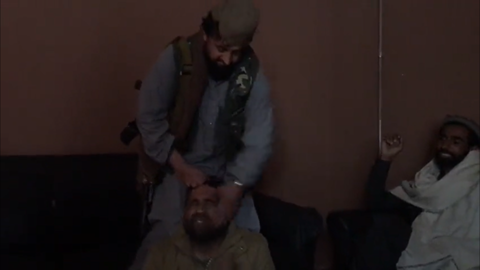 [탈레반이 전 육군 장교인 라하마툴라 카데리를 고문한다고 주장하는 영상, 사진=트위터 AbdulhaqOmeri 캡처]