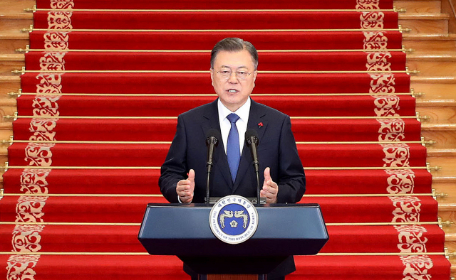 문재인 대통령이 3일 오전 청와대에서 2022년 임인년 신년사를 하출처: https://www.pressian.com/pages/articles/2022010310350957265?utm_source=naver&utm_medium=search#0DKU 프레시안(http://www.pressian.com)