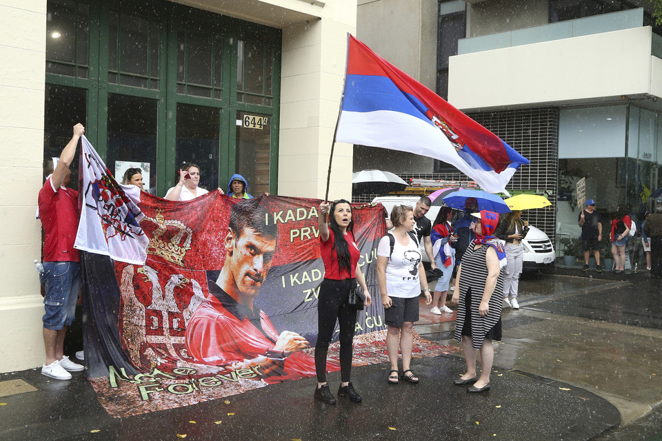 [사진=조코비치가 격리된 호텔 앞에서 시위를 벌이는 그의 지지자들, AP/연합뉴스]