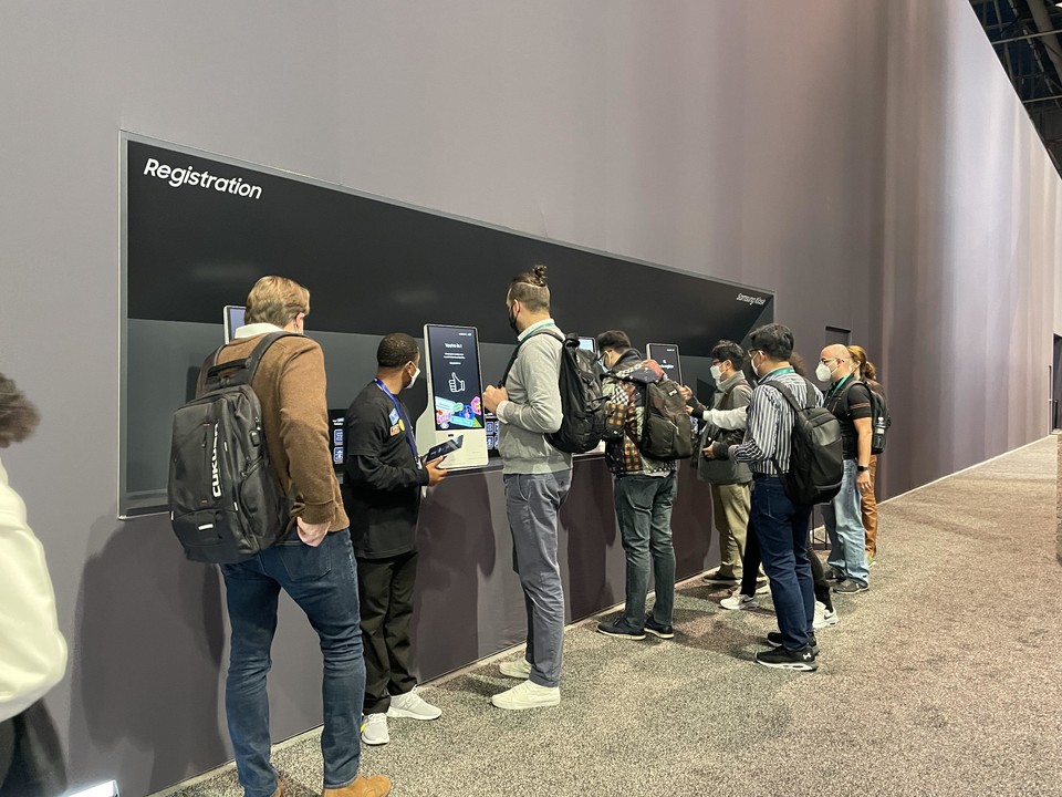 [삼성전자 부스에 입장하려는 관람객들이 키오스크로 입장 신청을 하는 모습.사진=연합뉴스]