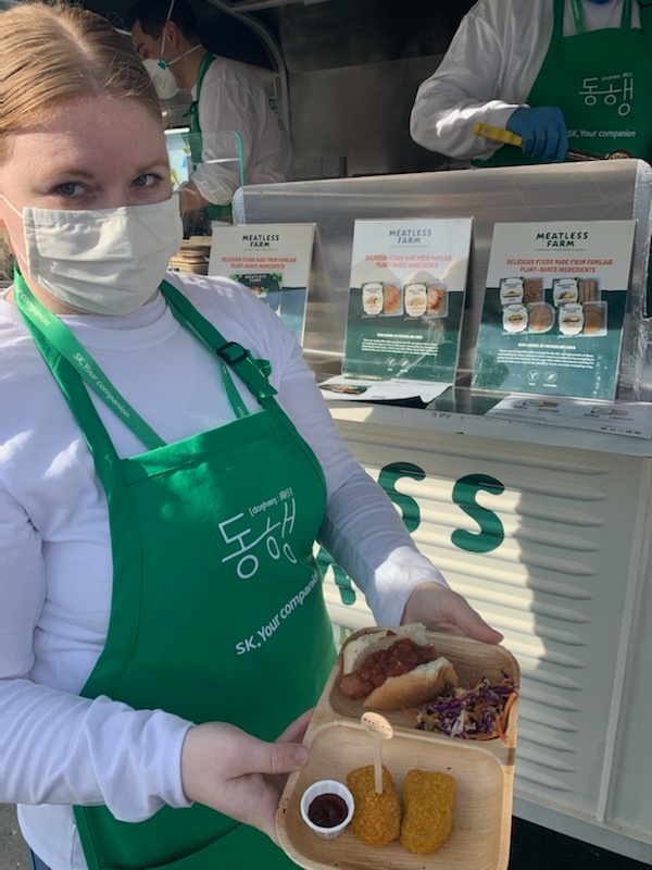 [대체육으로 만든 핫도그와 너겟.사진=SK(주)]