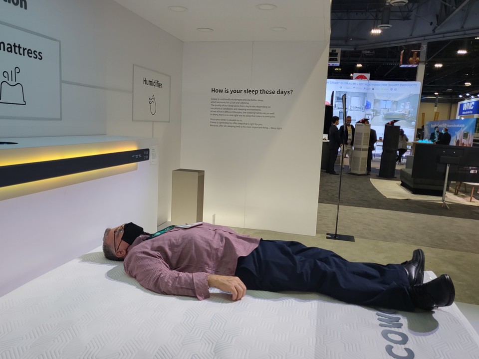 [코웨이 에어매트리스 체험하는 관람객.사진=연합뉴스]