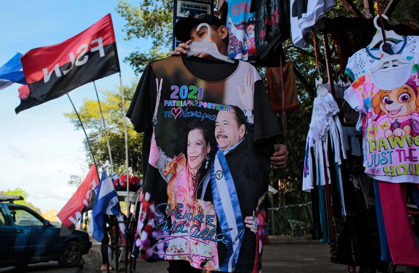 [사진=니카라과 대통령, 부통령의 사진이 프린팅된 티셔츠, AFP/연합뉴스]