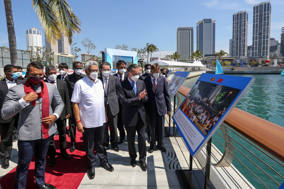 [사진=진주목걸이 전략의 중간 지점인 스리랑카의 수도 콜롬보에 방문한 왕이 중국 외교부장 EPA/연합뉴스]