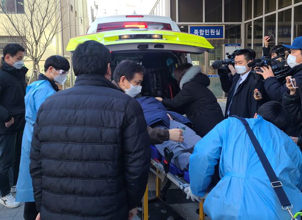 회삿돈 2215억원을 횡령한 혐의를 받는 오스템임플란트 직원 이모씨가 7일 서울 강서경찰서에서 조사를 받던중 어지러움을 호소해 구급차로 옮겨지고 있다./연합뉴스