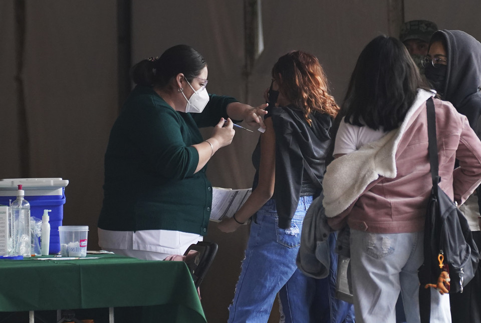 [사진=백신접종 중인 멕시코 시민들, AP/연합뉴스]