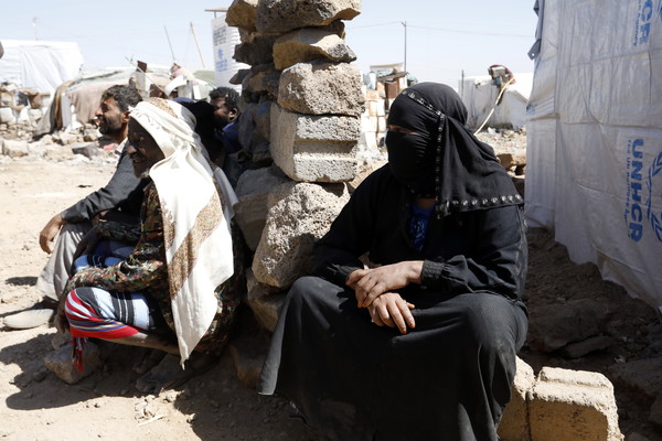 [사진=국내실향민 임시 거처 바깥에 앉아 있는 예멘 주민들, EPA/연합뉴스]