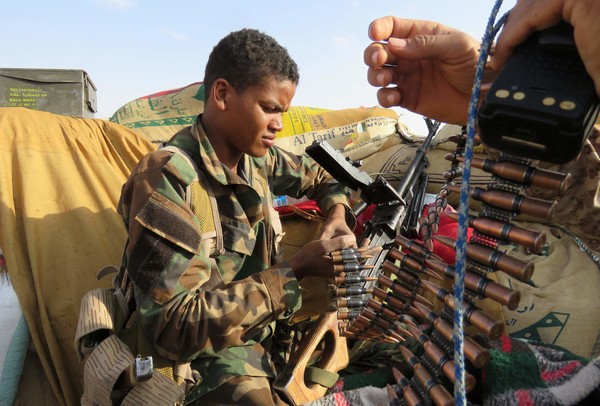 [사진=반군과의 전투 도중 총을 장전하는 예멘 정부군, AFP/연합뉴스]