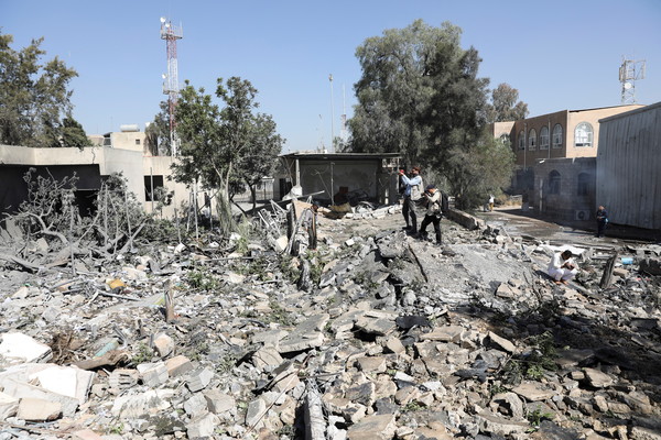 [사진=사우디 주도 사나 공항 공습으로 파괴된 건물, REUTERS/연합뉴스]