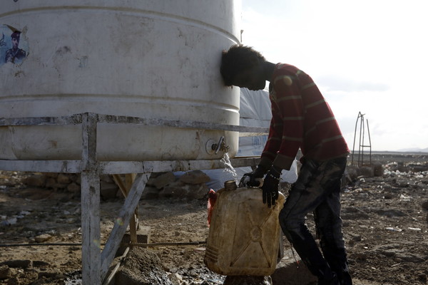 [사진=기부된 물탱크에서 물을 받아가는 주민, EPA/연합뉴스]