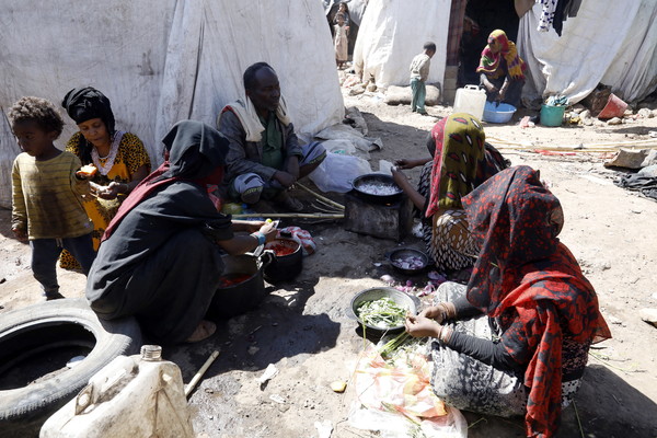 [사진=임시 거처 바깥에서 식사를 준비하는 주민들, EPA/연합뉴스]