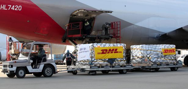 [13일 오후 영종도 인천국제공항 화물터미널에서 관계자들이 이날 처음 국내로 들어온 미국 제약사 화이자사(社)의 코로나19 경구용(먹는) 치료제 '팍스로비드'. 사진=연합뉴스]