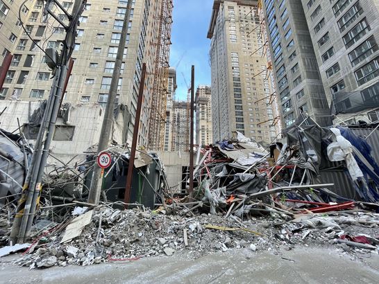 HDC현대산업개발 시가총액이 붕괴 사고 여파로 나흘 동안 4000억원 넘게 증발했다. 사진은 13일 오후 건물 외부에 붕괴 잔해가 쌓여 있는 모습. [연합뉴스]