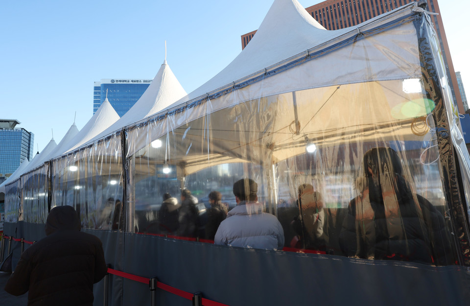 [서울역 광장에 마련된 코로나19 임시 선별검사소.사진=연합뉴스]