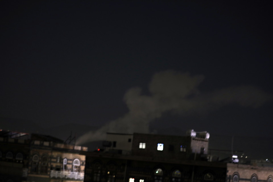 [사진=사우디의 공습에 당한 반군 측 지역, EPA/연합뉴스]