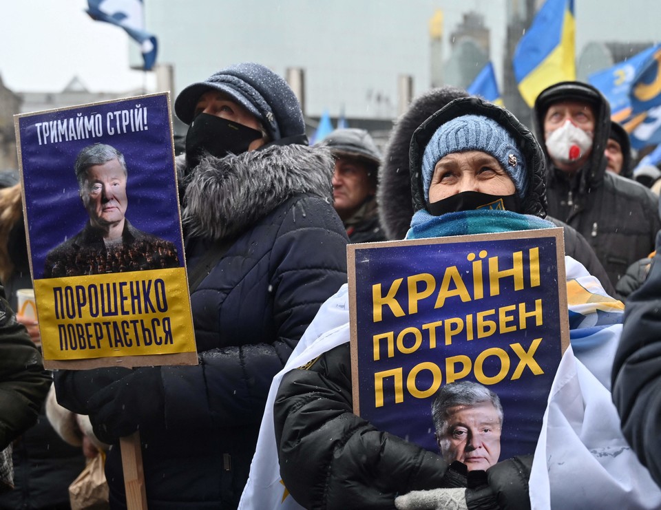 [사진=포로셴코 전 우크라이나 대통령 지지자들, AFP/연합뉴스]