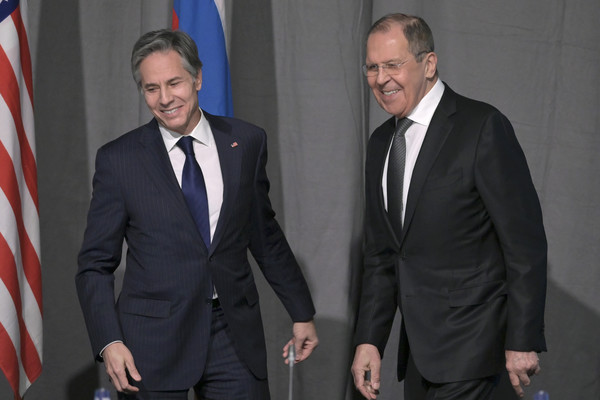 [사진=지난 12월 스웨덴에서 회동하는 미·러 외교장관, AP/연합뉴스]