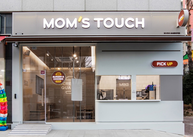 사진=맘스터치 뉴노멀 1호 매장, 맘스터치]