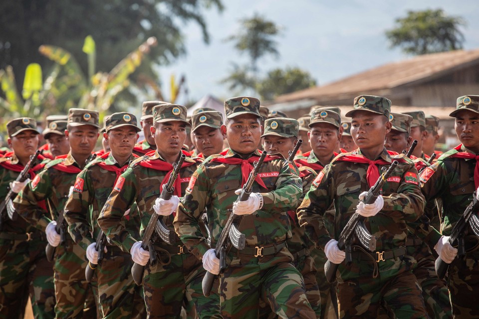 [사진=무장한 미얀마 군인, AFP/연합뉴스]