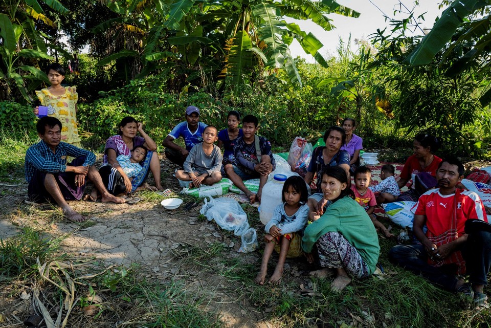 [사진=태국 국경을 넘은 미얀마 피란민들, 로이터/연합뉴스]