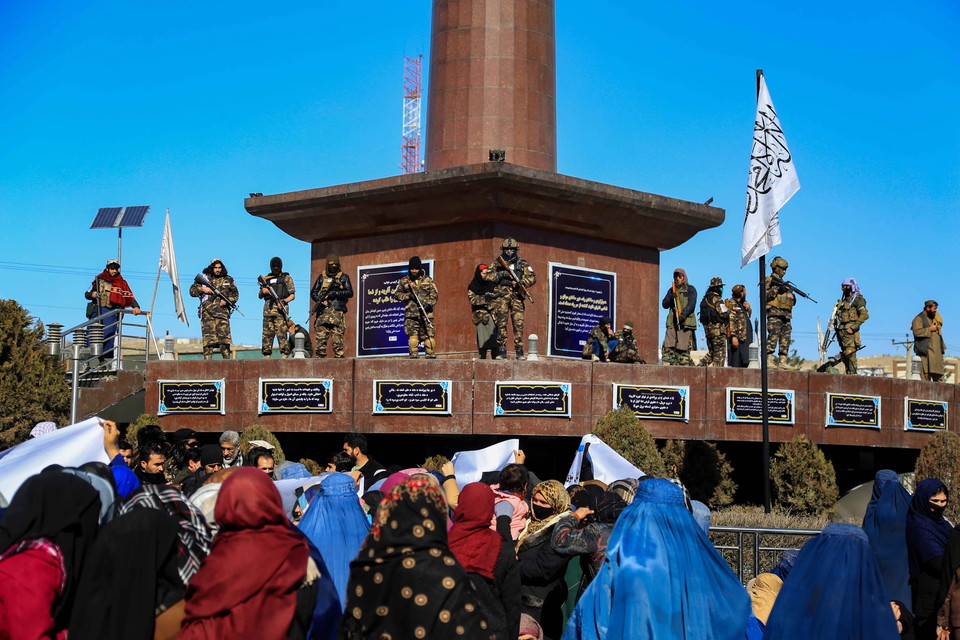 [사진=총으로 주민들을 통제하는 탈레반, EPA/연합뉴스]